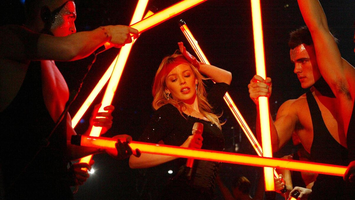 Getty Images📷Кайли Миноуг выступает на церемонии вручения наград MTV Europe Music Awards 2003. Эдинбург, Шотландия