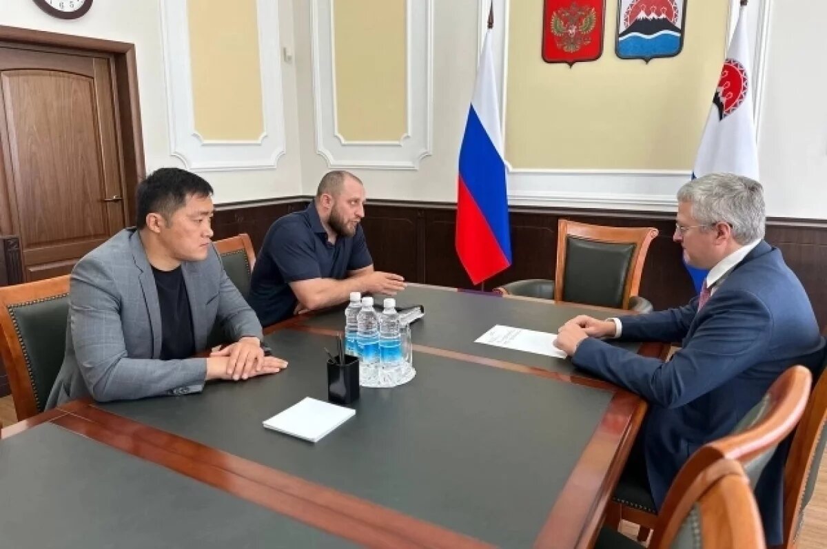    Камчатским бизнесменам, открывшим клинику в Мариуполе, вручили награды