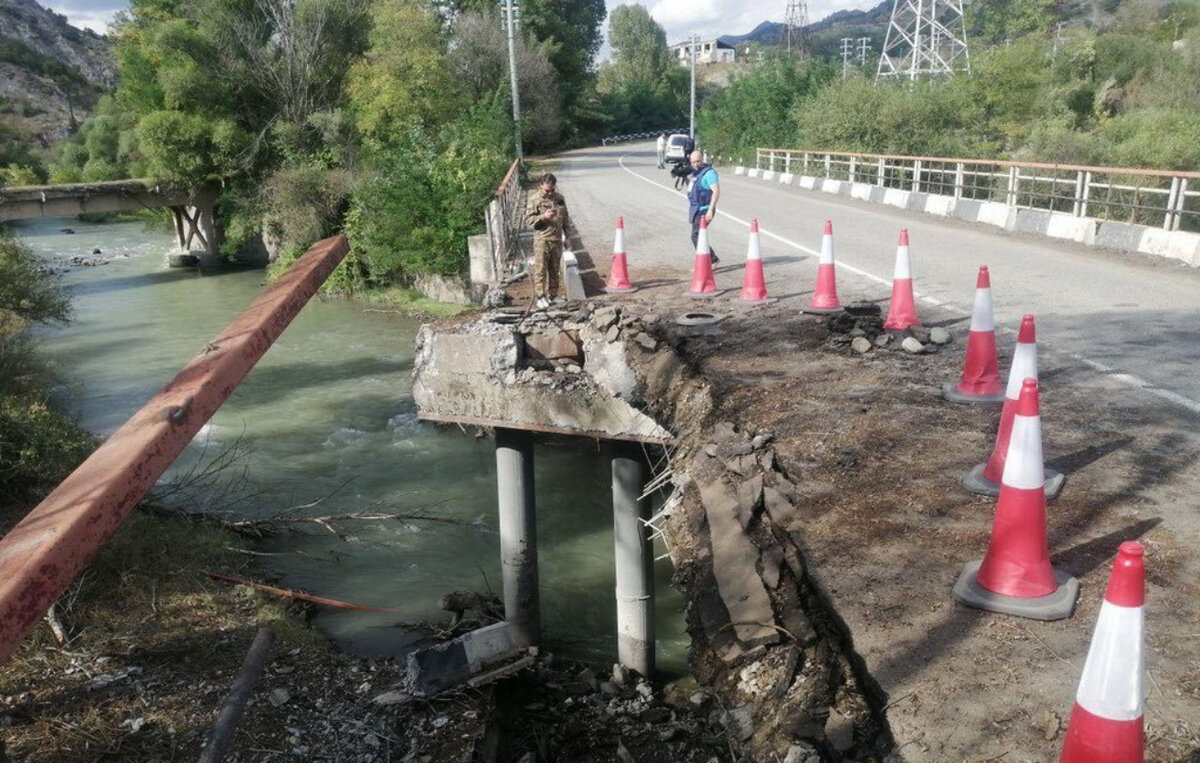 Мост через реку Ахавно, пораженый ракетой LORA израильского производства.