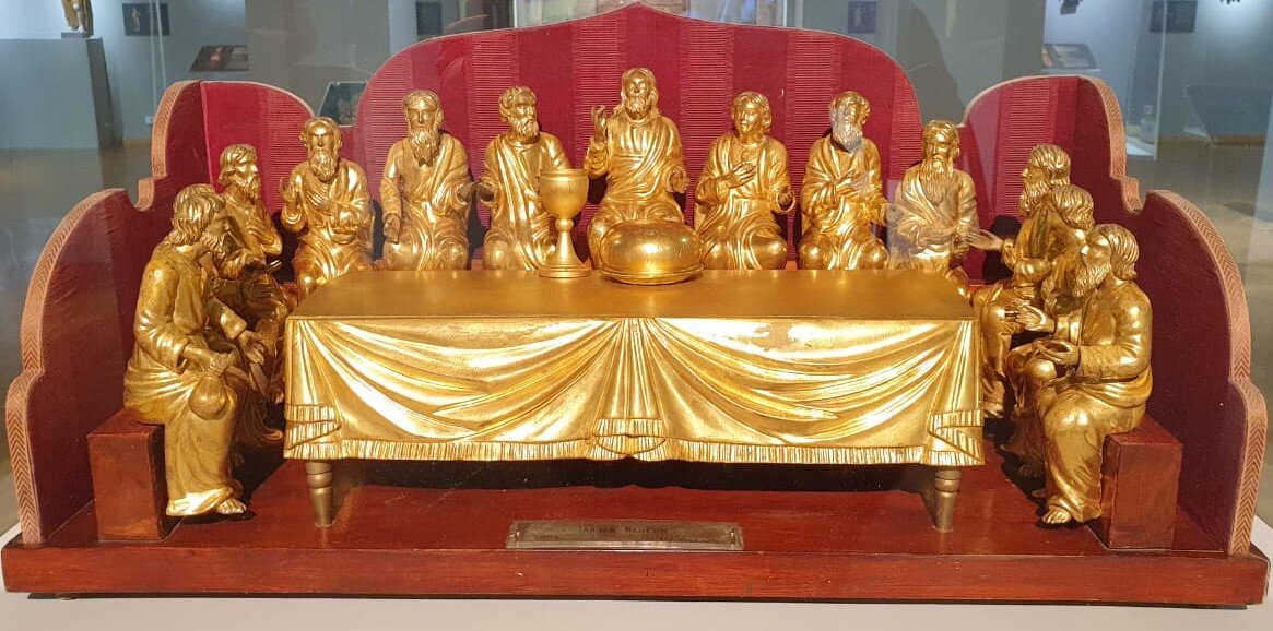 Скульптурная композиция "Тайная вечеря". Россия. конец XVIII-начало XIX. Дерево, резьба, грунт, желтый полимент, золочение, лак цветной, ткань, тесьма. Реставраторы В.Г.Симонов, Т.Н.Николаева (ткань)