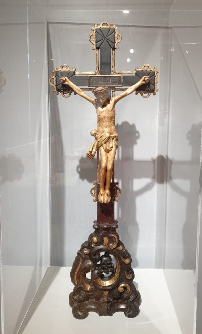 Крест с Распятием. Третья четверть XIX в. Дерево, резьба, грунт, красочный слой, позолота. Музей-заповедник Дмитровский кремль. Реставратор С.Т.Хасанов