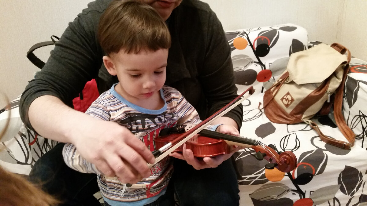 Мите три годика, он первый раз держит в руках скрипку