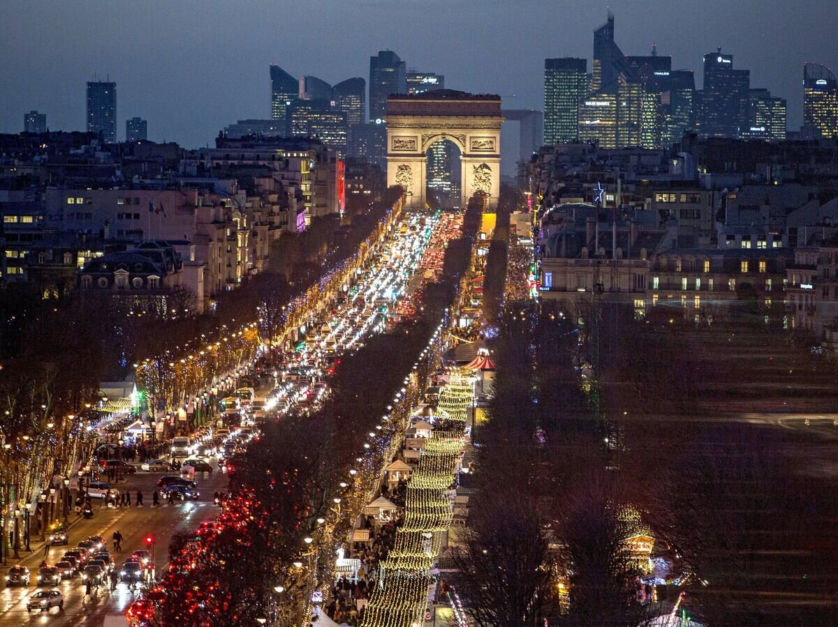    Ночной вид на Триумфальную арку, Елисейские поля и бизнес-квартал La Défense в Париже© РИА Новости / Ирина Калашникова