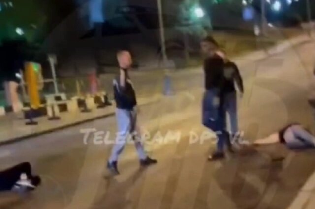    Драка, вероятно, произошла из-за девушки. Фото: Telegram-канал vdk_tiger_vladivostok/ Скриншот видео из Telegram-канала.