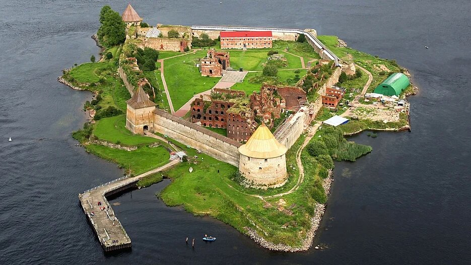 Крепость Орешек (Шлиссельбургская) в истоке Невы/ © Shutterstock