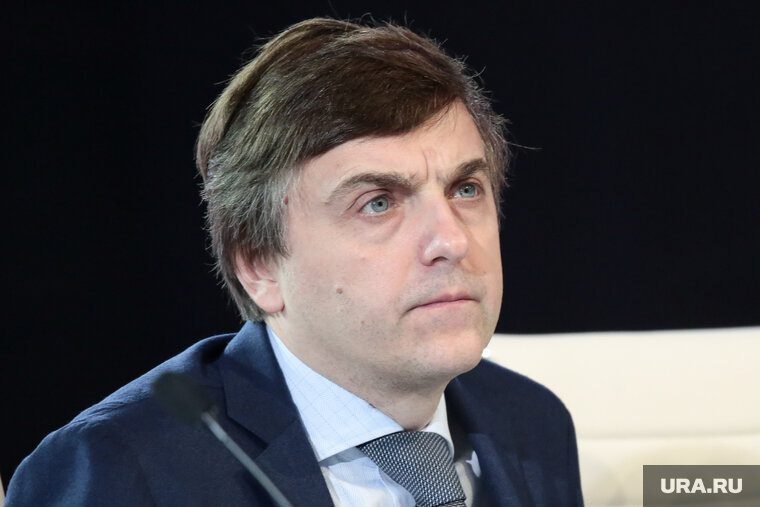    Новые учебники по истории и обществознанию будут стоить менее 209 рублей, заявил Сергей Кравцов