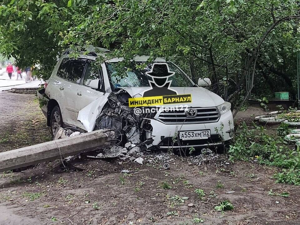    ДТП на улице Гущина. Источник: t.me/incident22