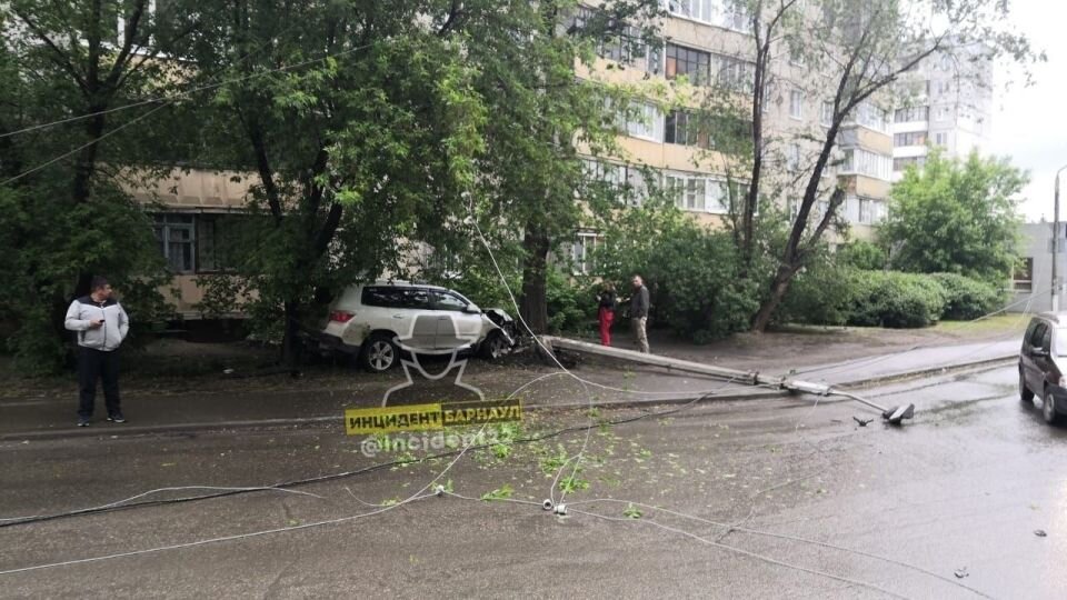    ДТП на улице Гущина. Источник: t.me/incident22