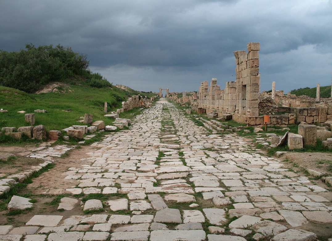 Фото: www.techinsider.ru (Некоторые дорожные полотна были уложены настолько ровно, что по ним можно передвигаться и сейчас. Но не все дороги были такими).