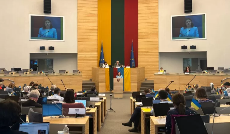 Тихановская толкает речь в Стокгольме, что интересно под флагом Литвы (фото из общедоступных источников)