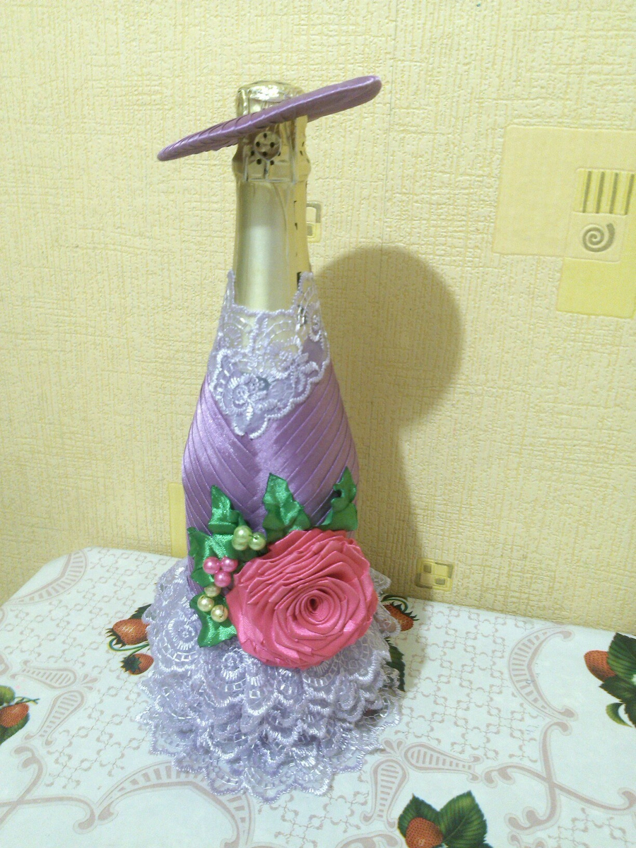 Дамочка из атласной косой бейки в одном оттенке, плюс красивый цветок из атласной ленты с элементами бусинок. 