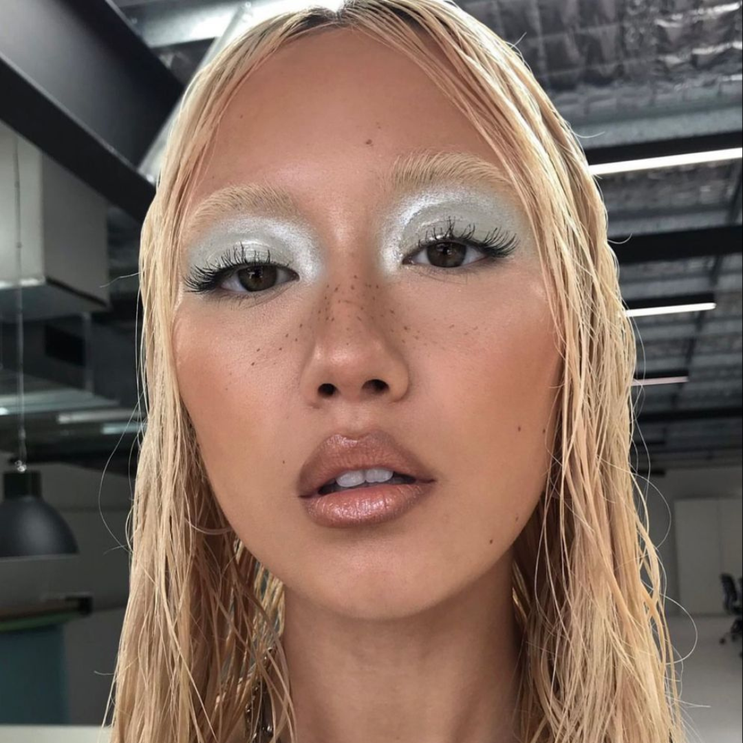 Девушки с фото, я клянусь, что не пытаюсь вас обидеть. Я убеждена, что вы КРАСАВИЦЫ. Извините, что использую ваши фото в качестве неудачного, на мой взгляд, макияжа губ. Источник фото – Pinterest.