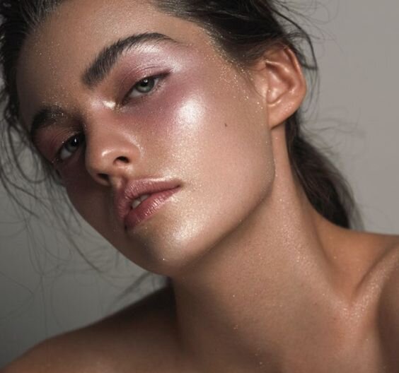 Шиммер на скулах красив вот на таких молодых феях. На моей 36-летней коже с пигментными пятнами и вмятиной-насослёзкой он выглядит карикатурно.