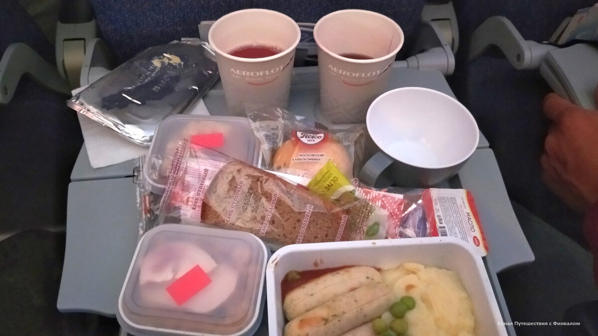 В стаканчиках морс и красное сухое 