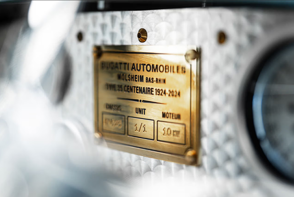 У каждой машинки - свой VIN-номер, соответствующий оригинальному гоночному Bugatti
