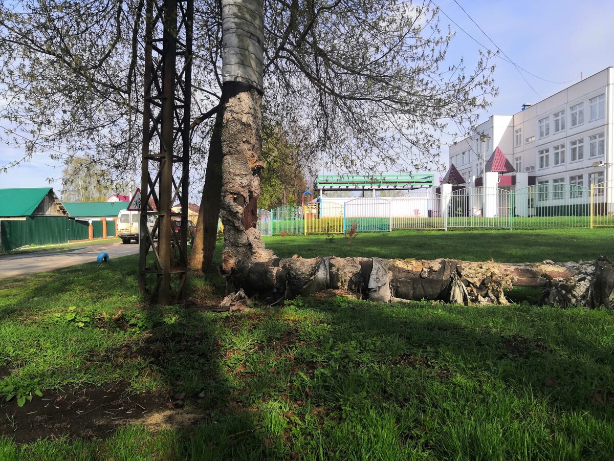 Вот так трубы отопления выглядели в конце апреля.