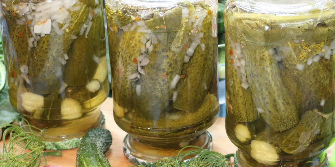 Ароматные и хрустящие маринованные огурцы с репчатым луком без уксуса на зиму