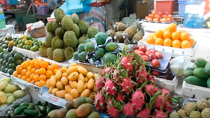 Фрукты нв рынке в Нячанге.