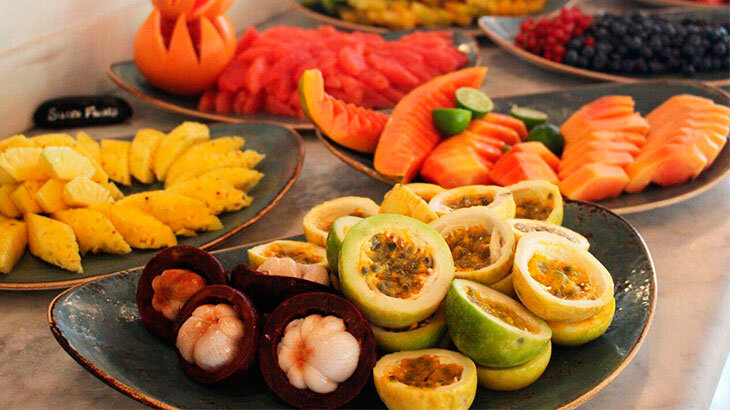 Яркие блюда с нарезанными фруктами.