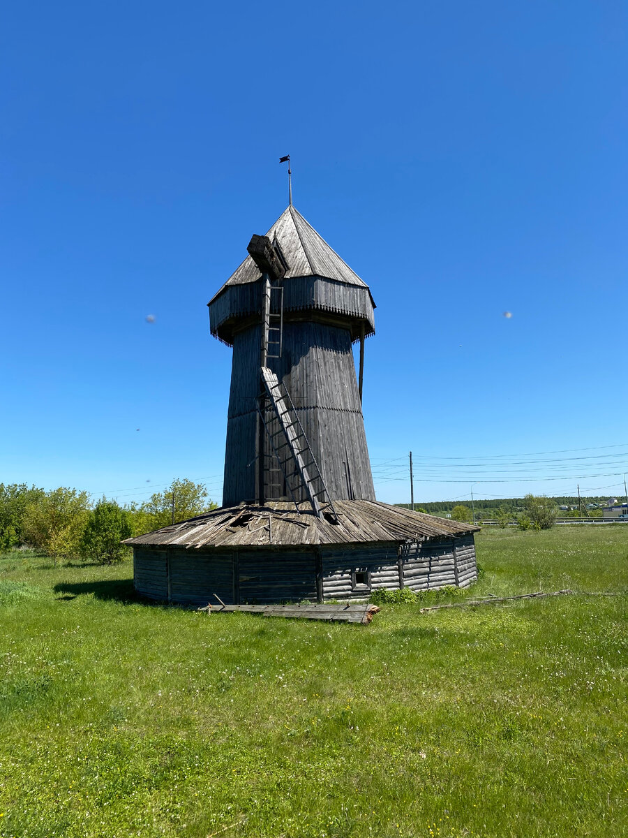 Единственная оставшаяся деревянная мельница в России. Стоит рядом с трассой, в пешей доступности.