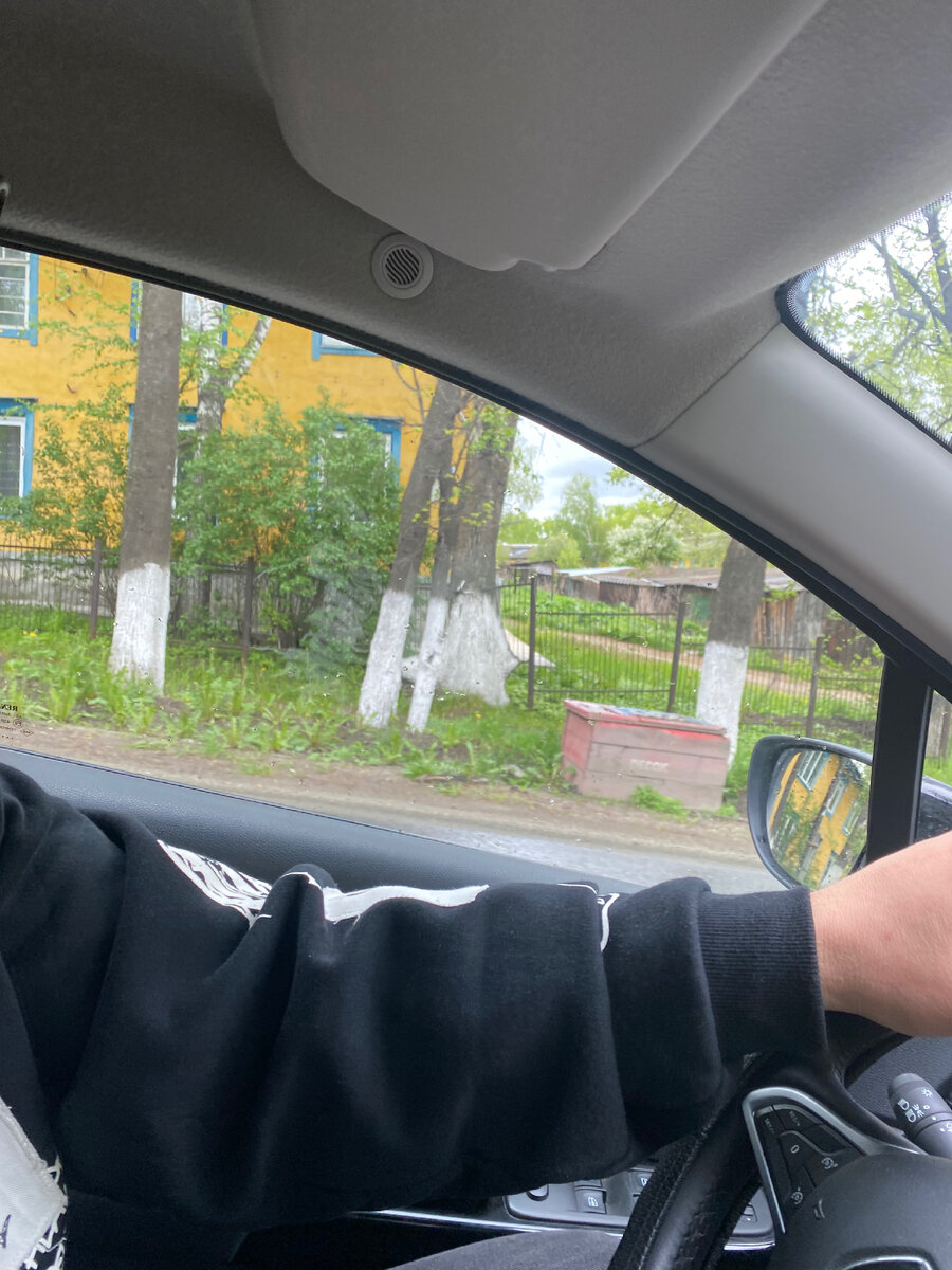 В этом доме прошло мое детство, именно в этих двух крайних окнах первого этажа😭 
