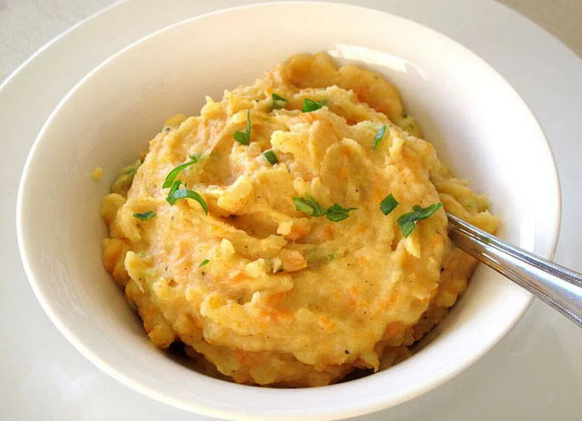 Гарнир из картофеля пюре. Картофельное пюре с сыром. Картофель пюре. Картофельное пюре на тарелке. Запеченное картофельное пюре.