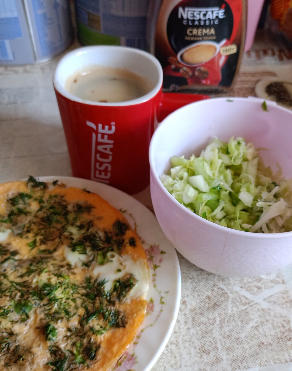 Мой завтрак яичница, салат из молодой капусты со свежими огурцами и кофе