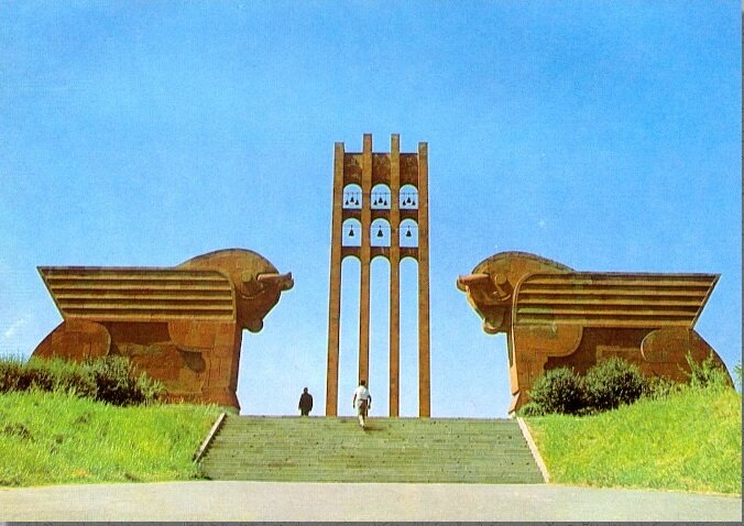 Братья и сестры, дорогие армяне! Республика Армения 28 мая отмечает День восстановления суверенитета. Армянский народ всегда будет помнить эту дату.-3