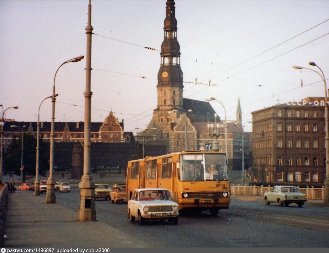 Рига 80-х. Заезд с правого берега на Октябрьский мост через р. Даугава.   
