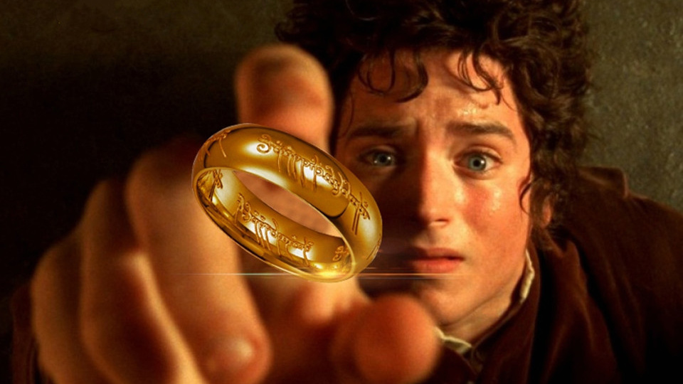 Почему мы носим кольцо на безымянном пальце, а евреи — на указательном?