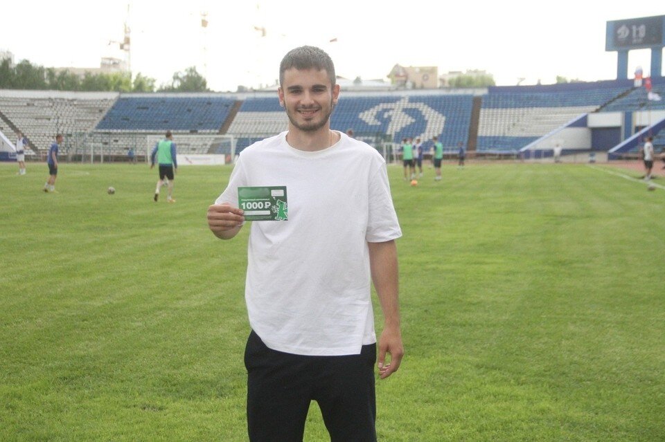    Даниил Зарецкий с наградой. Фото: пресс-служба ФК «Динамо-Барнаул»