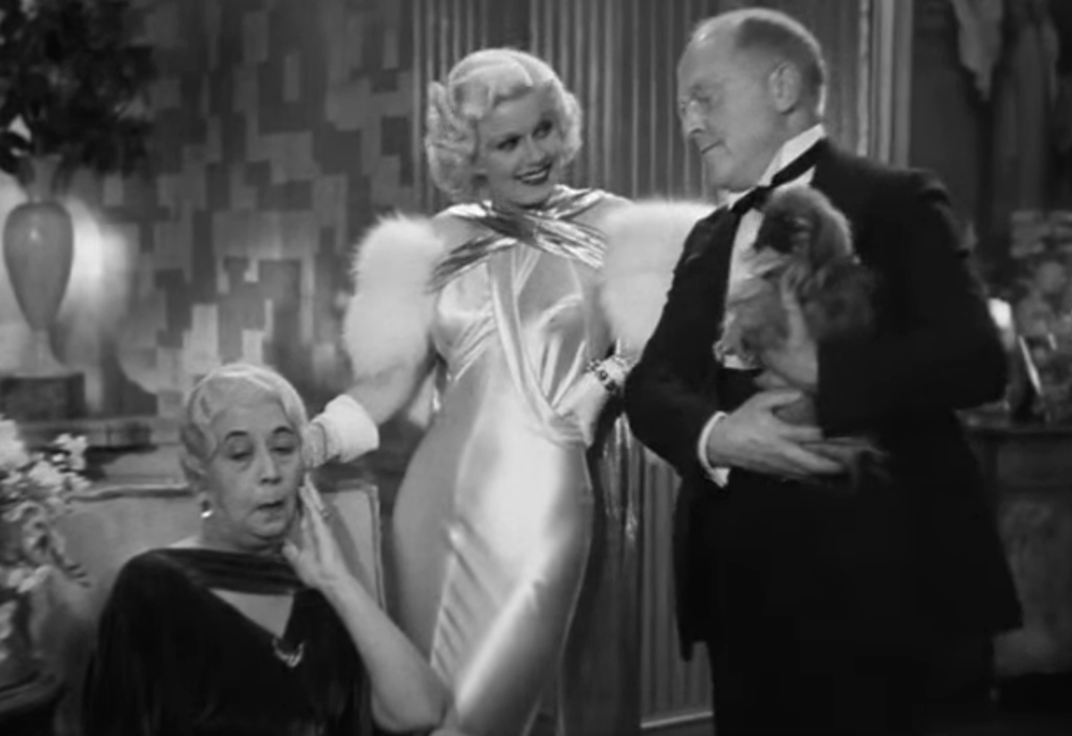 Персонаж Джин Харлоу ведёт светскую беседу с героями Луиз Клоссер Хейл и Гранта Митчелла в комедии "Обед в восемь"