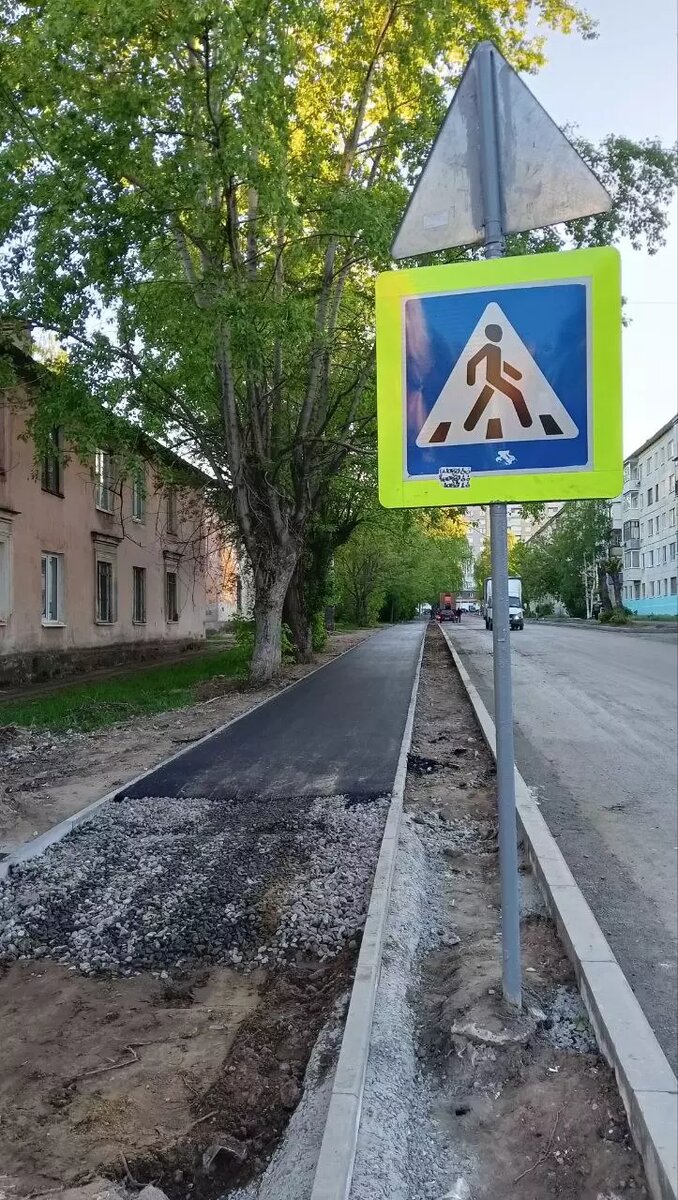 Вместо одного широкого — два узких»: жители Ижевска жалуются на укладку  тротуаров | udm-info.ru | Дзен