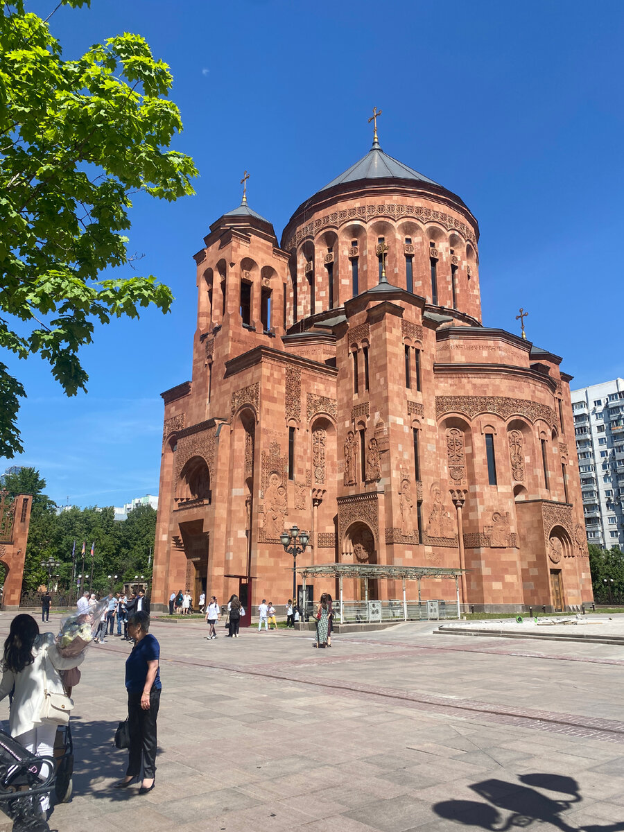 Во дворе Кафедрального собора.