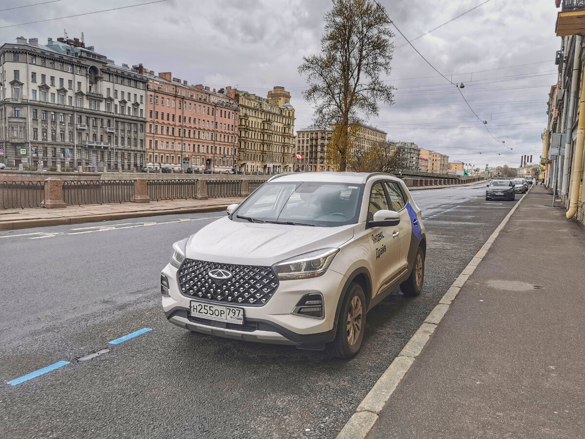 Каршеринговый автомобиль Chery Tiggo 4 Pro. Набережная реки Фонтанки.