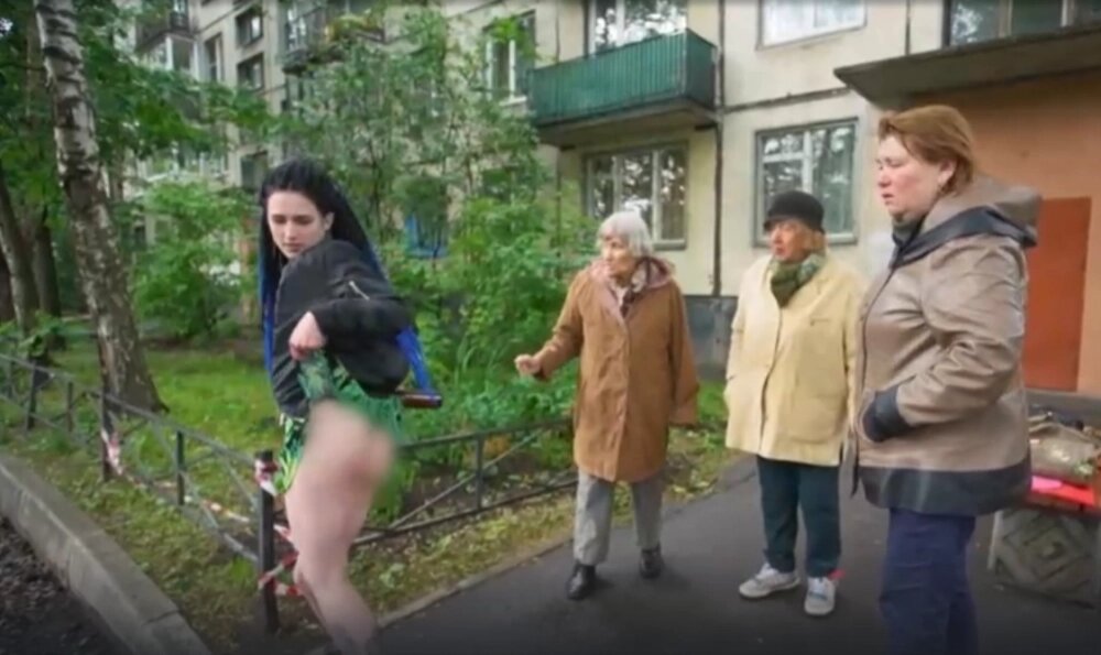    Девушка не против публично оголиться, тем самым шокировав окружающих. Фото: Кадр RUTUBE/ скриншот видео