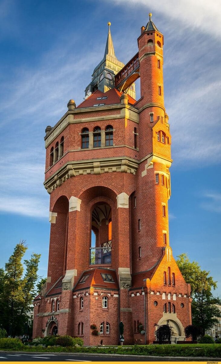Историческая водонапорная башня находится в районе Криков (Krzyki), на юге города Вроцлав, Польша. Башня была разработана Карлом Климом (Karl Klimm), известным местным архитектором.