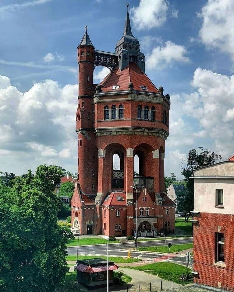 Историческая водонапорная башня находится в районе Криков (Krzyki), на юге города Вроцлав, Польша. Башня была разработана Карлом Климом (Karl Klimm), известным местным архитектором.-1-3