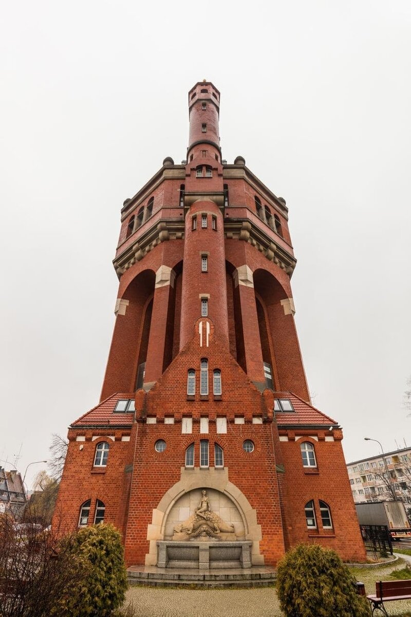 Историческая водонапорная башня находится в районе Криков (Krzyki), на юге города Вроцлав, Польша. Башня была разработана Карлом Климом (Karl Klimm), известным местным архитектором.-1-2