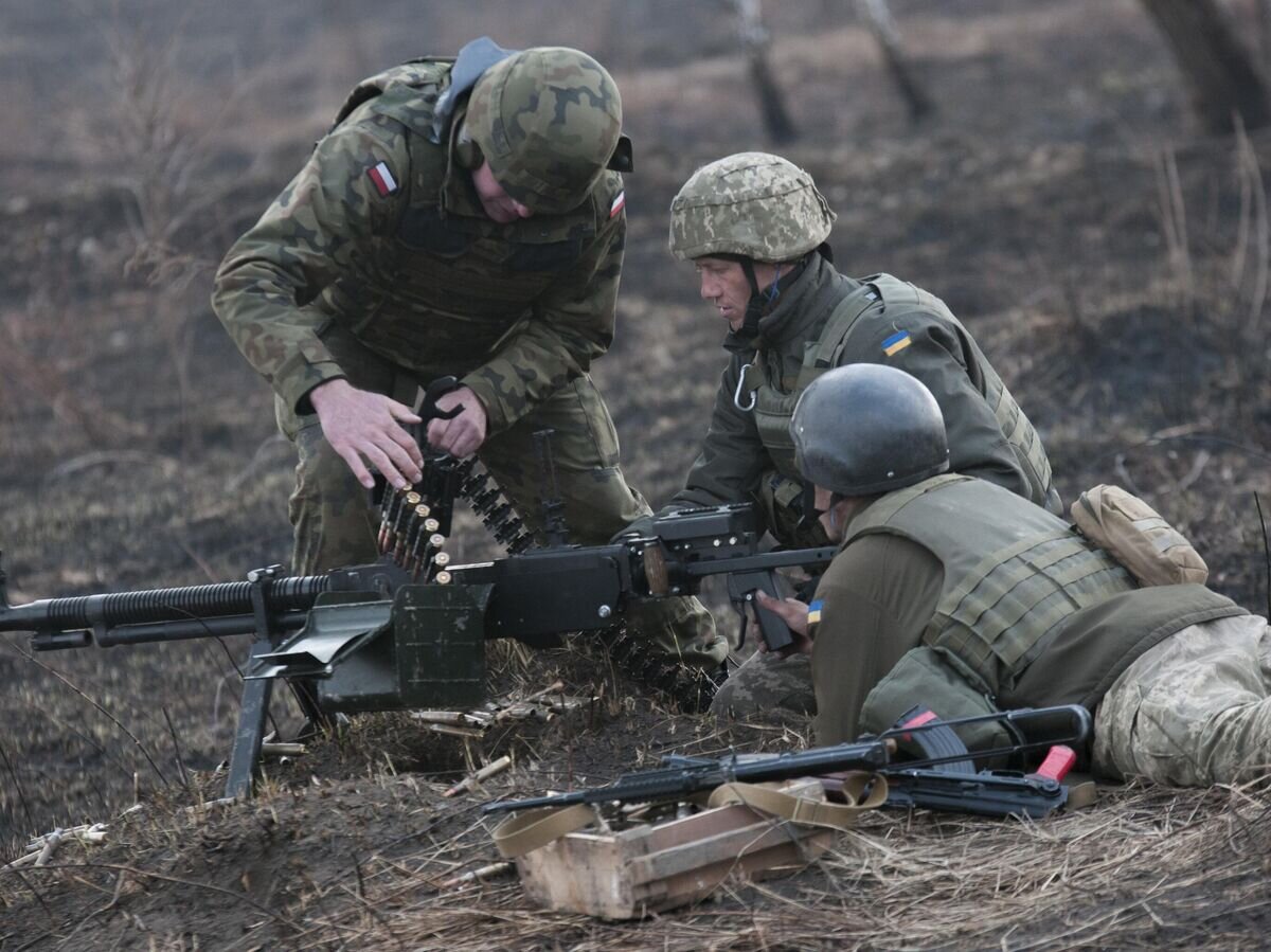    Польский инструктор обучает солдат ВСУ на Яворовском полигоне во Львовской области© Фото : Sgt. Anthony Jones