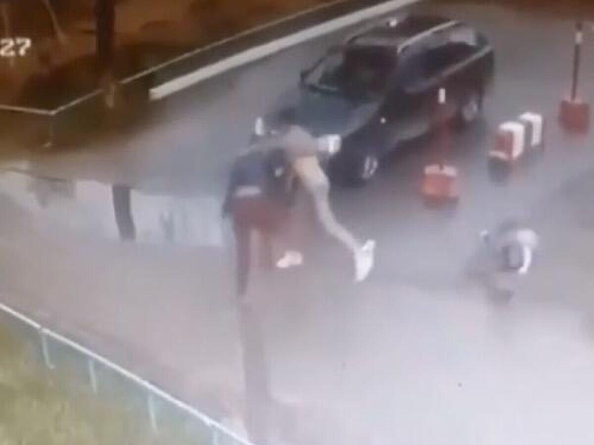    Кадр видео, на котором видно, как двое мужчин дерутся при детях в Перми© Кадр видео из соцсетей