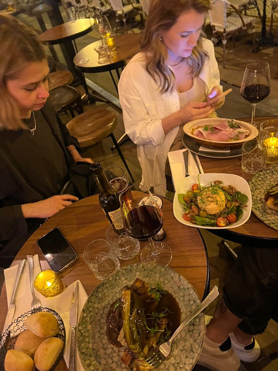 Хлеб, вино, ветчина… это все не моё типичное меню (но вкусно, конечно)