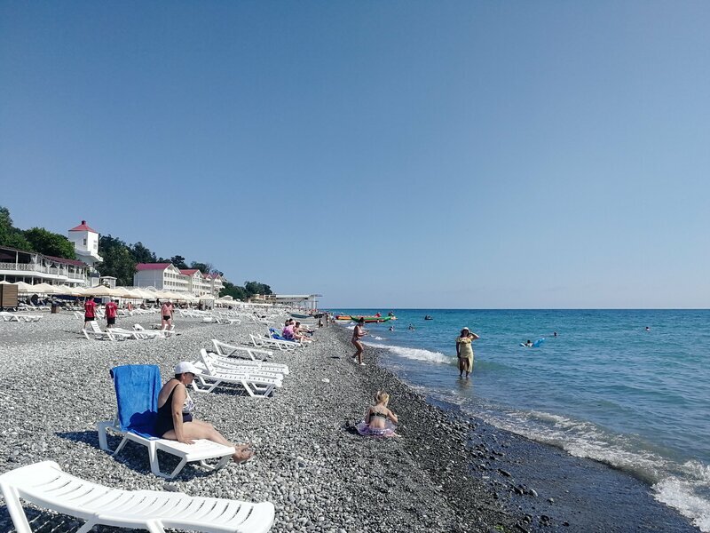 Выбор пляжей здесь приличный: кроме Центрального пляжа комфортно отдыхать на «Прозрачном» (первое фото), «Аквалоо», «Горном воздухе» (второе фото) и «Дельфине». Источник фото: Яндекс Карты. Авторы: M76 и Ильмир Яушев