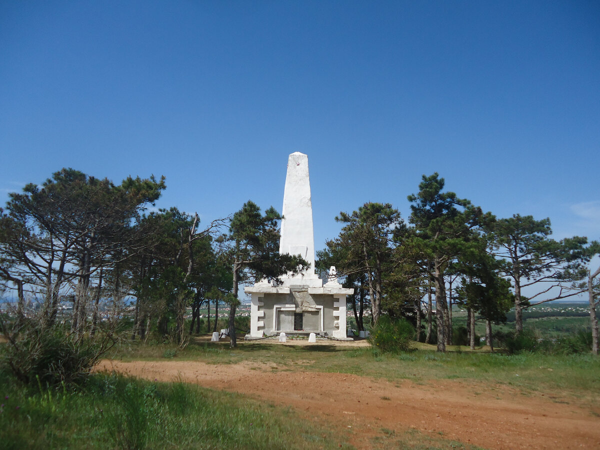 Обелиск на высоте Горная