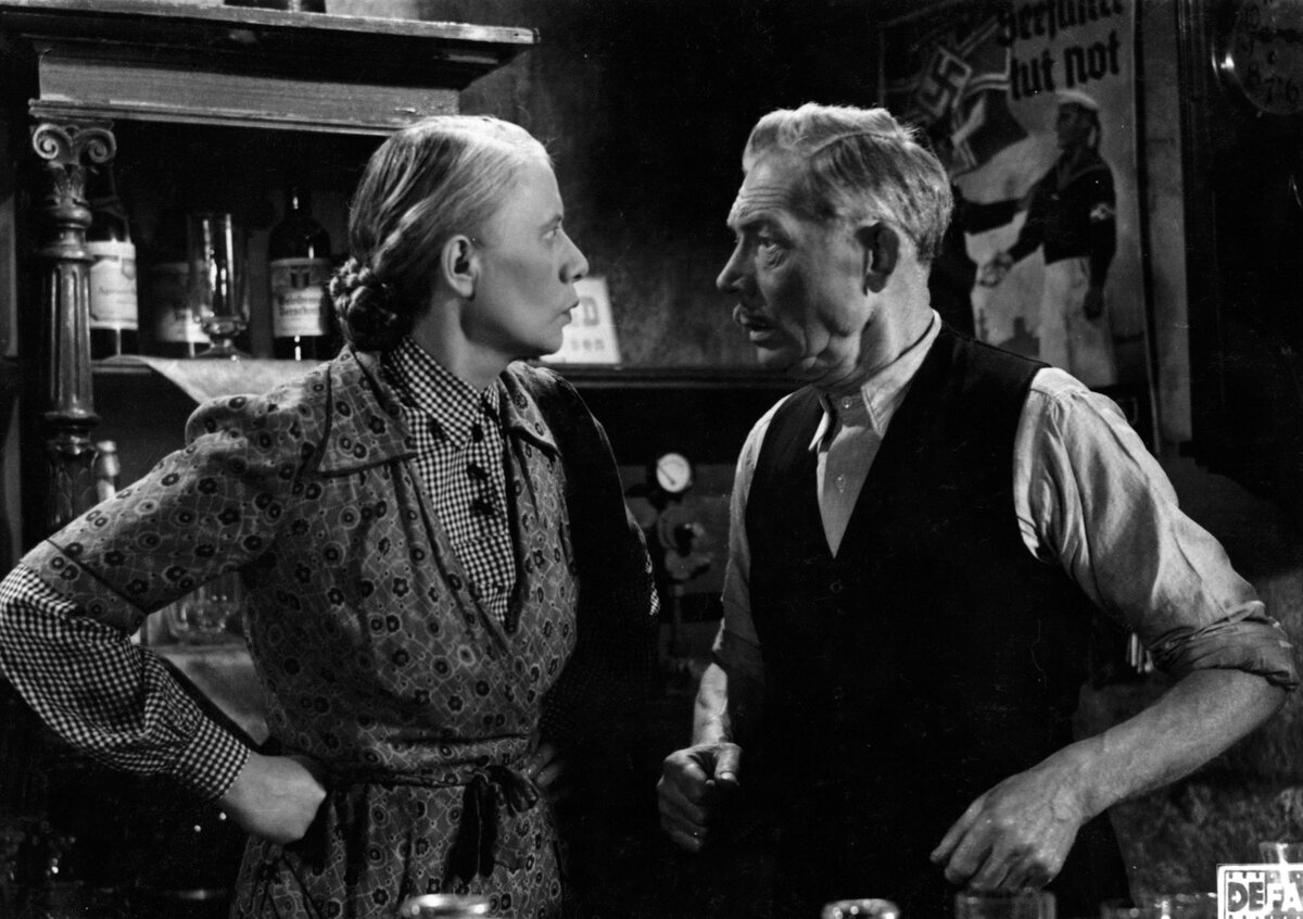 Кадр из фильма "Опасный рейс" (1951)