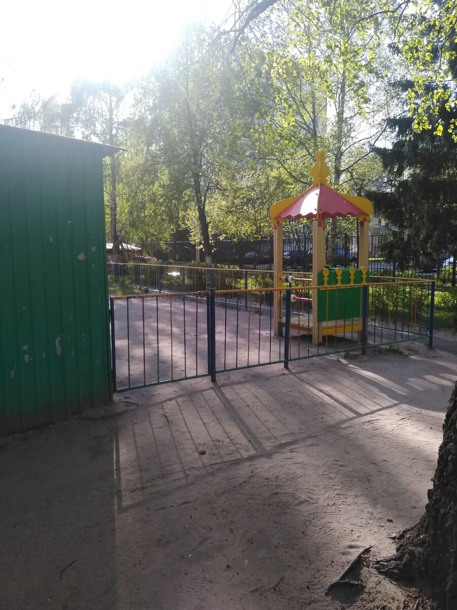 Огороженная площадка для яслей в саду