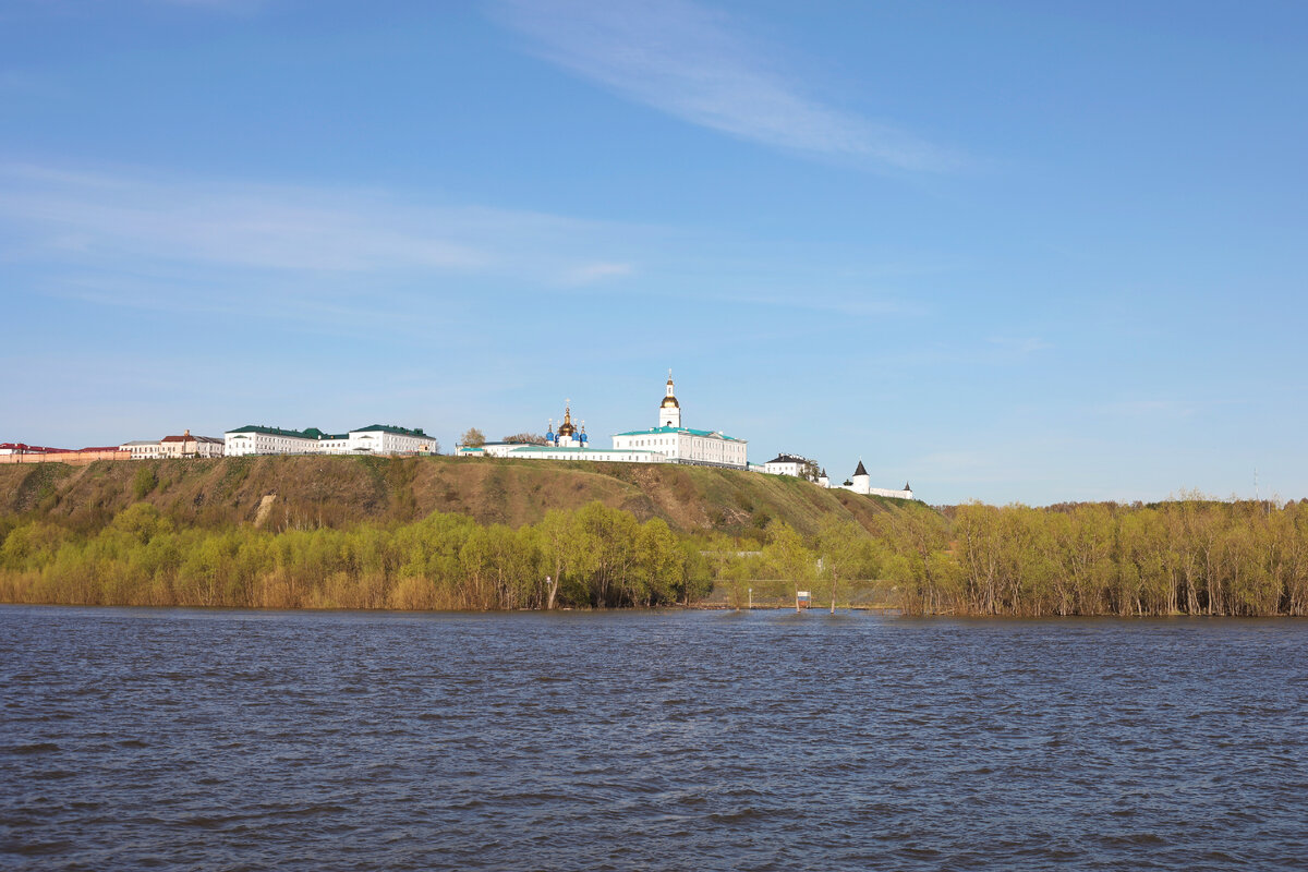 В начале мая в Тобольске впервые за долгое время возобновись экскурсии по Иртышу. Речные прогулки длительностью от 1 до 1,5 часов проходят на теплоходе «Тоболякъ». Отправление от Купеческой пристани.