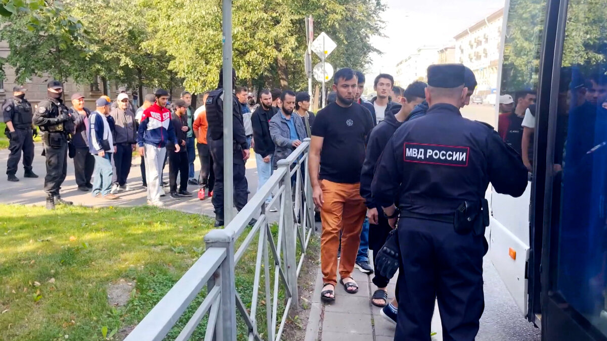 В Подмосковье сотрудники полиции и Росгвардии успешно провели рейд в складском помещении для хранения овощей и фруктов в поселке Горшково Дмитровского гороокруга.