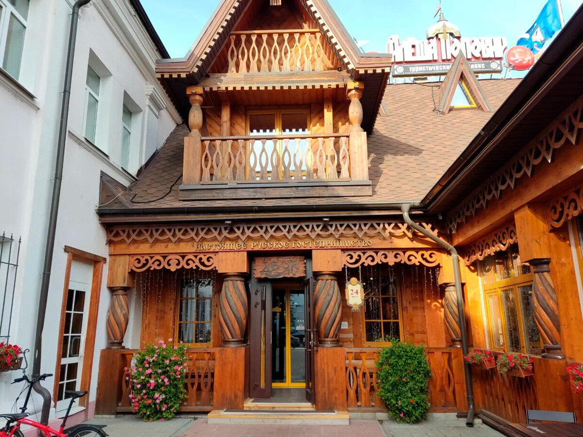 Во дворе — семейное кафе «Лукоморье» и интерактивный музей-театр «Алёшино подворье», где проходят представления с героями народного эпоса. Фото: Алёша Попович Двор 3* / Яндекс Путешествия