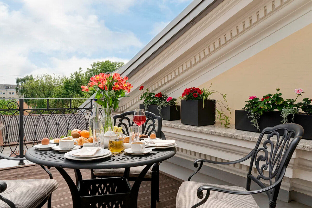 Летом бронируйте номер категории джуниор сюит с балконом — тут приятно завтракать или ужинать на закате. Фото: Звезда 4* / Яндекс Путешествия